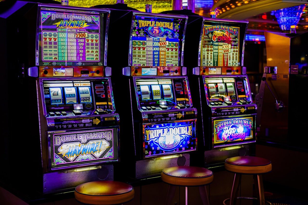 Dealer Lightning Baccarat di studio kasino dualshockers